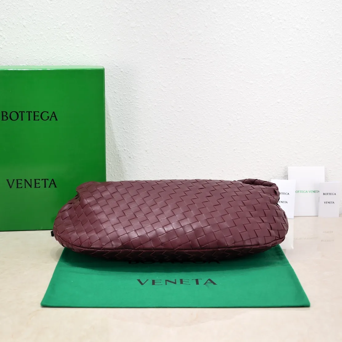 Batch 1860 large size Arco, new product for early spring #, cool style, retro style, full of vitality, free and easy, distinctive personality brings multi-layered charm to daily wardrobe~ 🔝The soft and flowing fabric conveys a soft touch# A relaxed and comfortable feeling is newly interpreted in the silhouette· Croissant woven sheepskin Size: Width 40 Height 48 Thick 16 [6698#]